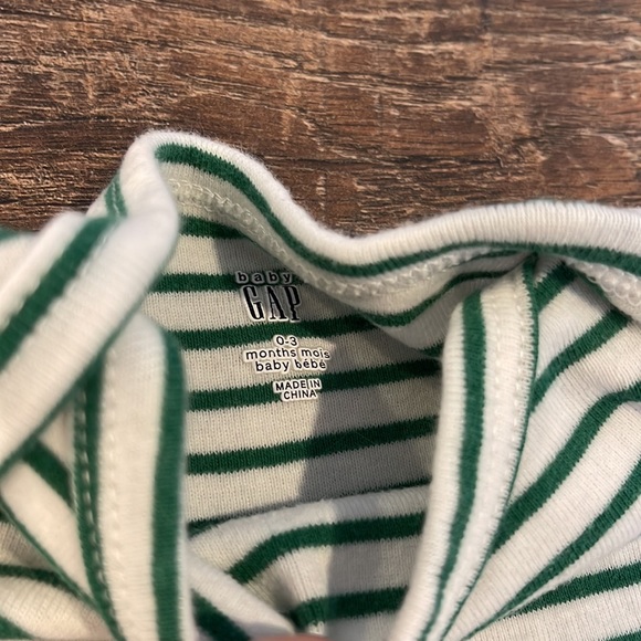 Baby Gap bodysuit - Picture 3 of 8